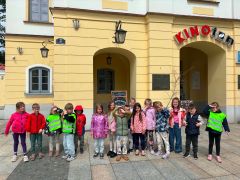 Dzieci pozują na tle Kina Ton.