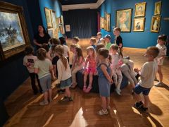 Dzieci w muzeum podczas zajęć edukacyjnych.