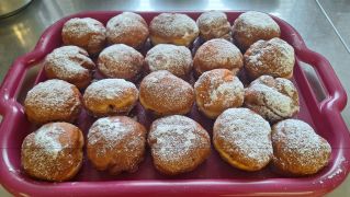 gotowe pączki leżą na tacy