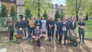 Cała ekipa rodziców biorących udział w czynie