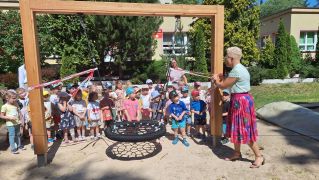 Pani Dyrektor odsłania huśtawkę