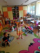dzieci bawią się na dywanie