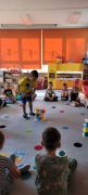 dzieci układają kubki na kropkach