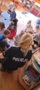 dzieci z panią Policjantką siedzą na dywanie