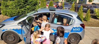 dzieci oglądają samochód policyjny