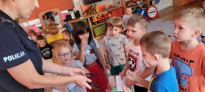 dzieci oglądają kajdanki