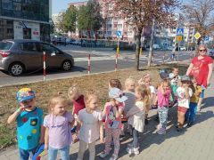dzieci spacerują chodnikiem
