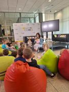 Dzieci siedząc na pufach słuchają opowiadania
