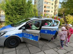 dzieci oglądają radiowóz policyjny