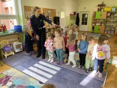 dzieci przechodzą przez dywan ala ,,przejście dla pieszych"