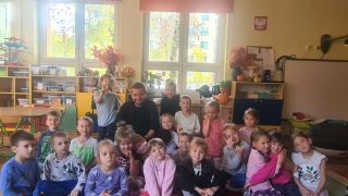 Ratownik wśród dzieci