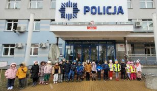 zdjęcie przed Komendą Policji