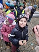 Dziecko stoi czekając na odpalenie znicza