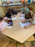 dzieci pracują przy stolikach