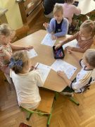 dzieci pracują przy stolikach