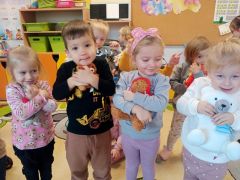 Dzieci przytulają swoje misie