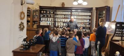 Dzieci zwiedzają Muzeum Farmacji 