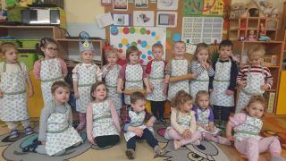 Dzieci w fartuszkach pozują do zdjęcia