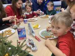 dzieci z rodzicami dekorują pierniczki