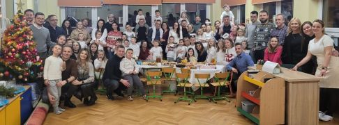 Rodzice i dzieci pozują do zdjęcia