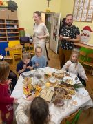 wspólny poczęstunek, składanie życzeń