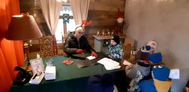 dzieci zwiedzają wioskę św. Mikołaja