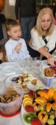 Zaproszeni goście stoją i siedzą na krzesłach