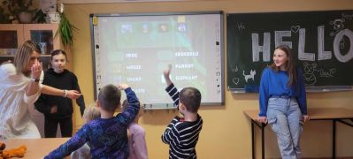 DZIECI PRZY TABLICY UCZĄ SIĘ ANGIELSKIEGO