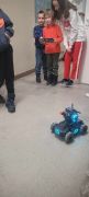CHŁOPIEC STERUJE ROBOTEM