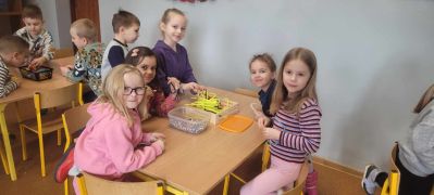 DZIECI PRACUJĄ PRZY STOLIKACH