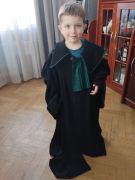 Dziecko ubrane w togę adwokacją