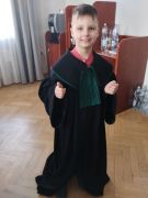 Dziecko ubrane w togę adwokacją
