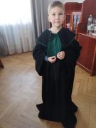 Dziecko ubrane w togę adwokacją