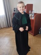 Dziecko ubrane w togę adwokacją