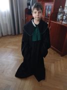 Dziecko ubrane w togę adwokacją