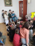 Dzieci słuchają jak tata Mikołaja czyta 