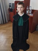 Dziecko ubrane w togę adwokacją