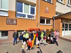 Zdjęcie grupowe pod szkołą