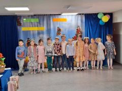 Grupa na scenie śpiewa piosenkę