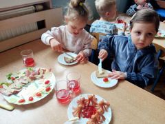 DZIECI UKŁADAJĄ WEDŁUG SWOJEGO POMYSŁU KANAPKI I KONSUMUJĄ