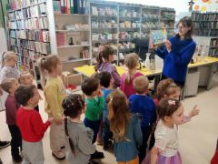 Pani bibliotekarka czyta książkę dzieciom.