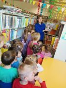 Dzieci zwiedzają bibliotekę.