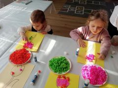 Dzieci wykonują pracę plastyczną.