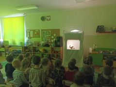 dzieci oglądają teatr cieni