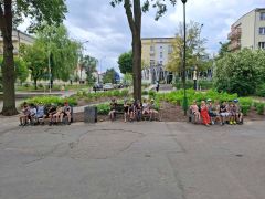 Dzieci jedzą lody