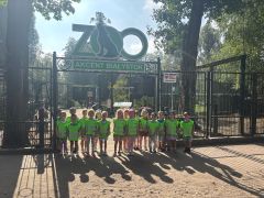 Dzieci stoją przed ZOO.