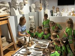 Dzieci zwiedzają muzeum.