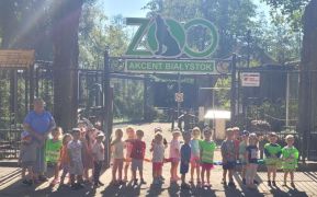 Dzieci pozują do zdjęcia przy wejściu do ZOO