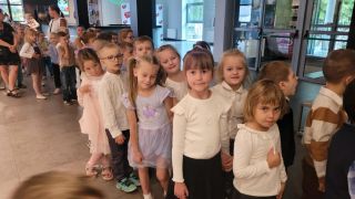 Dzieci w holu teatru