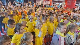 Wszystkie dzieci śpiewają hymn przedszkolaka